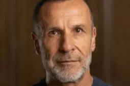 Headshot of Guy Winch