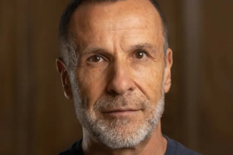 Headshot of Guy Winch