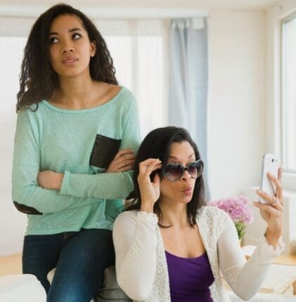 A woman ignores another woman by using her phone