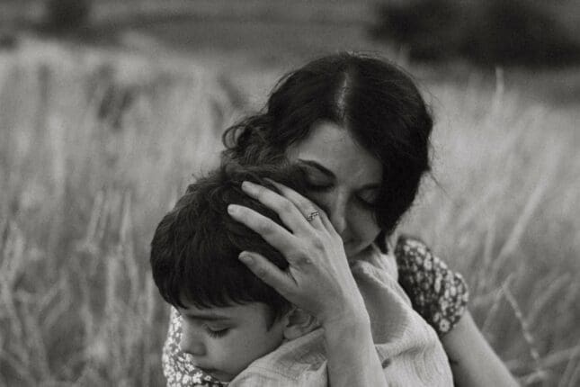 Mother holding child / Photo by Anastasiia Chaikovska