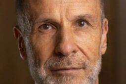 Headshot of Guy Winch